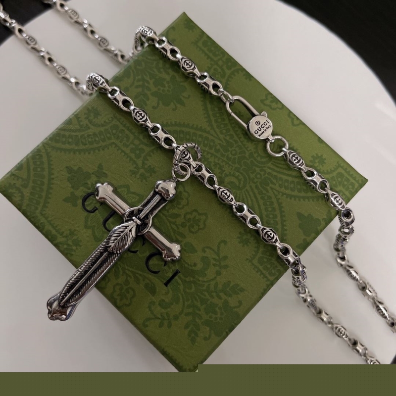 G*u*i necklaces